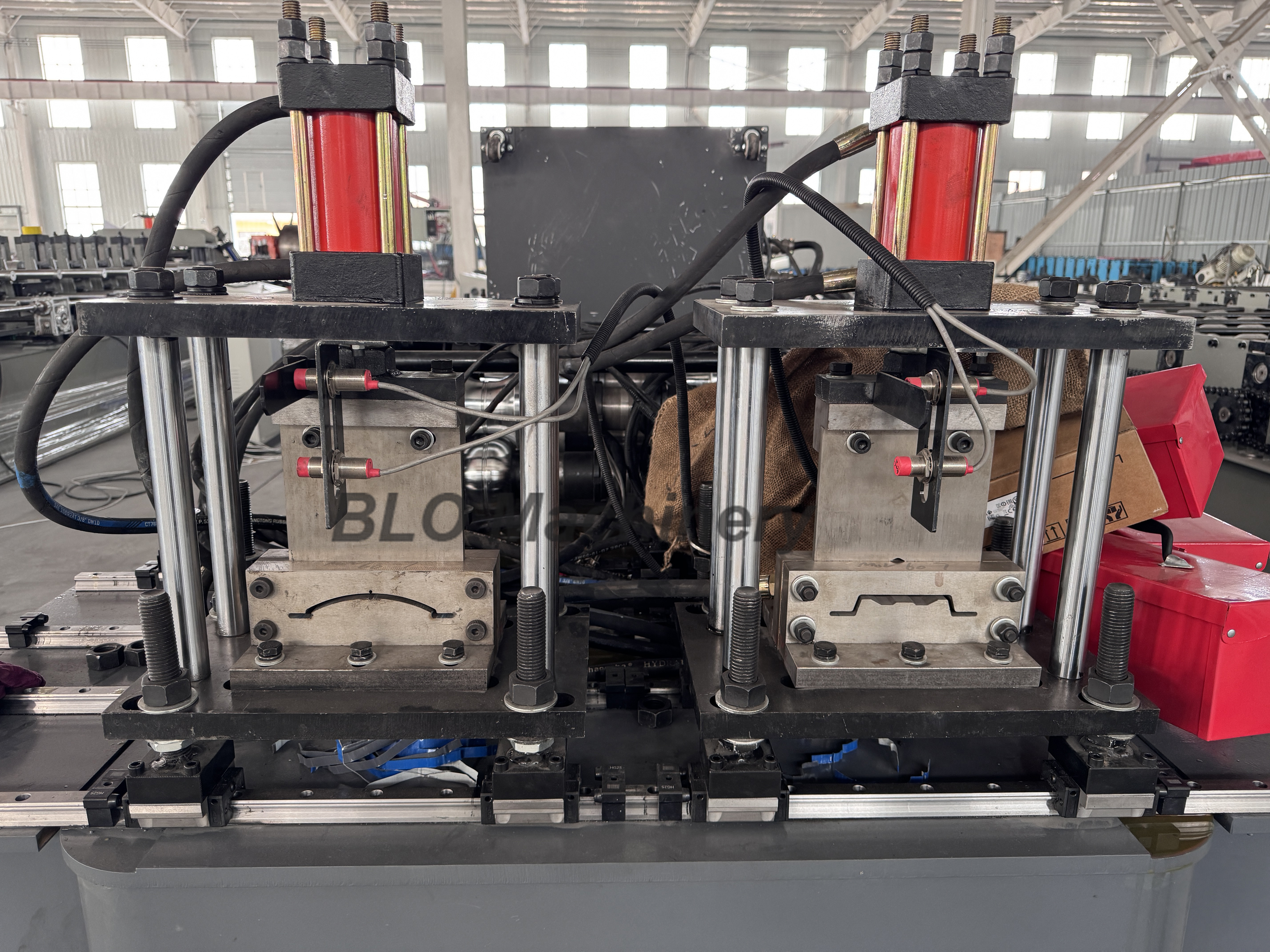 Jak pracovat s jednou dvojitou linkou se dvěma profilov&yacute;mi roletov&yacute;mi dv&iacute;řky strojem na tv&aacute;řen&iacute; rol&iacute;