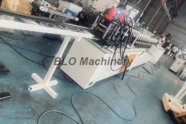 M&aacute;quina formadora de rolo para porta de veneziana &agrave; prova de vento 