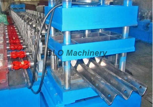 Machine de formage de rouleaux de garde-corps &agrave; trois vagues &agrave; grande vitesse