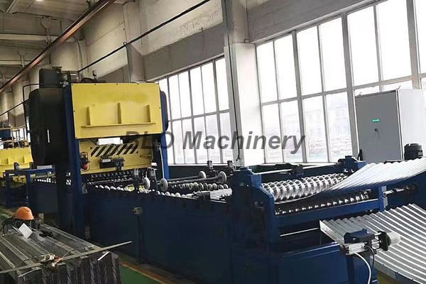 Automatyczna maszyna do formowania rolek stalowych silos&oacute;w 