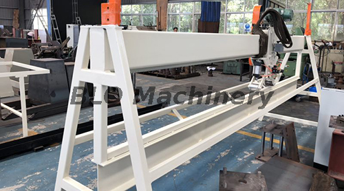 Uměn&iacute; se setk&aacute;v&aacute; s inžen&yacute;rstv&iacute;m: OEM stroje na okenice pro bezpečnou eleganci