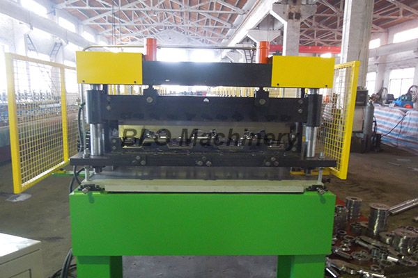 床デッキ シート用の機械を形作る電流を通された床デッキ ロール