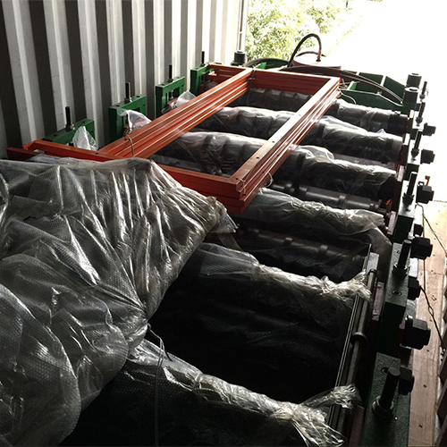 Chargement &agrave; l'exportation de la machine de formage de rouleaux de panneaux ondul&eacute;s pour silos